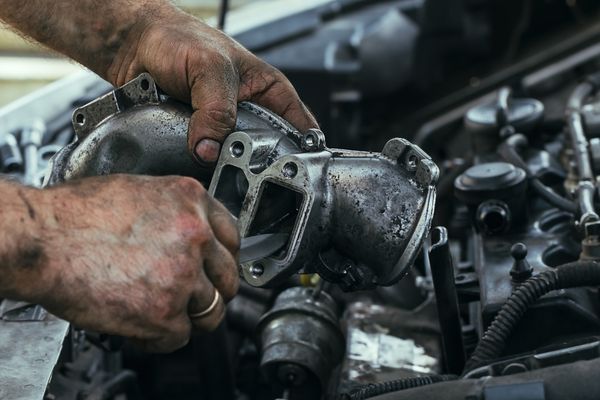EGR Valfi Nedir? Tıkanırsa Ne Olur ve Nasıl Temizlenir?